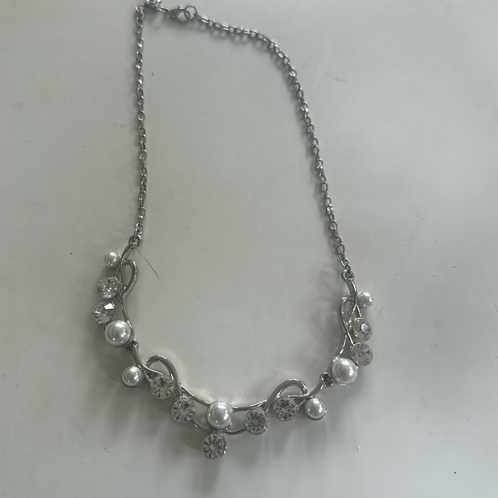 Costume necklace with diamonds and pearls
